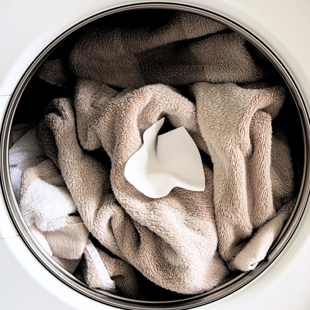 Adding an antibacterial laundry detergent sheet into washing machine drum for a non-toxic, eco-friendly deep clean wash.