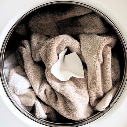 Adding an antibacterial laundry detergent sheet into washing machine drum for a non-toxic, eco-friendly deep clean wash.